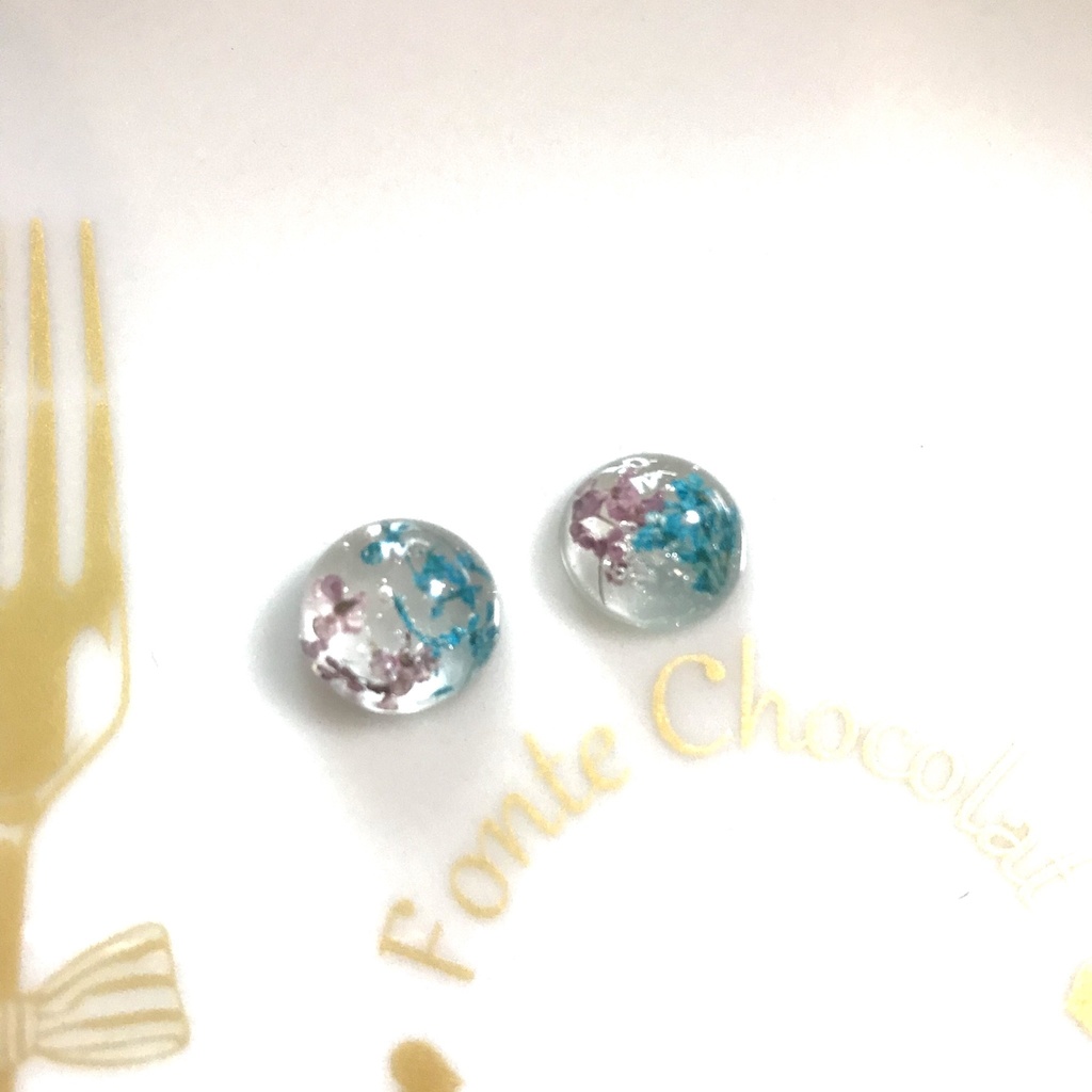 送料込み☆紫と水色のまんまるドライフラワーピアス
