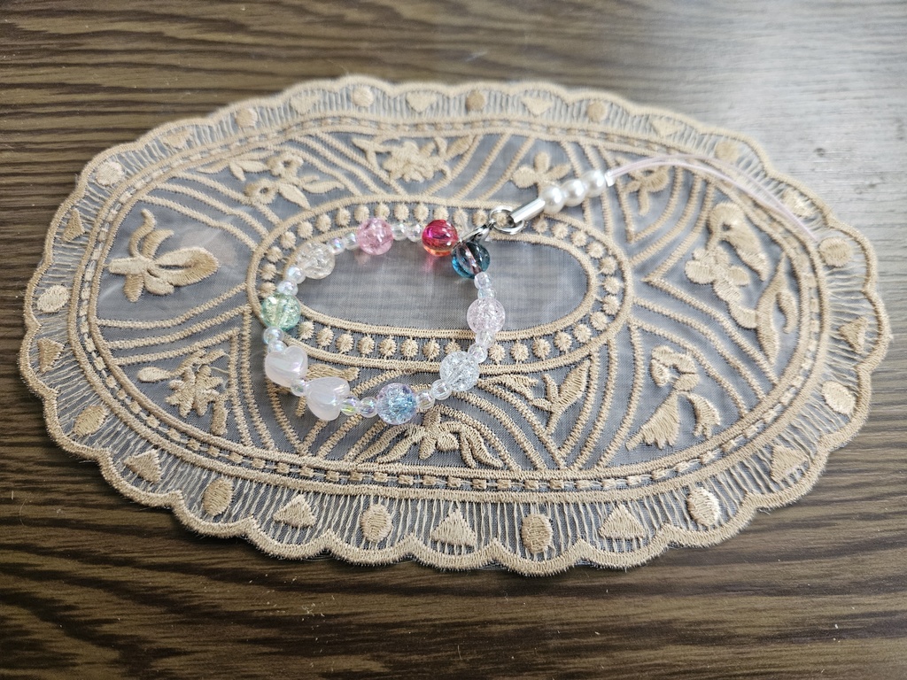 『空色を切り取ったビーズで出来たキーホルダー』