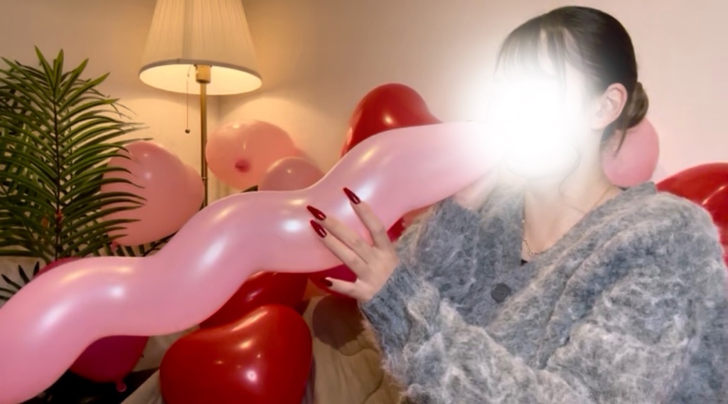 ピンクの風船膨らまし割り🩷