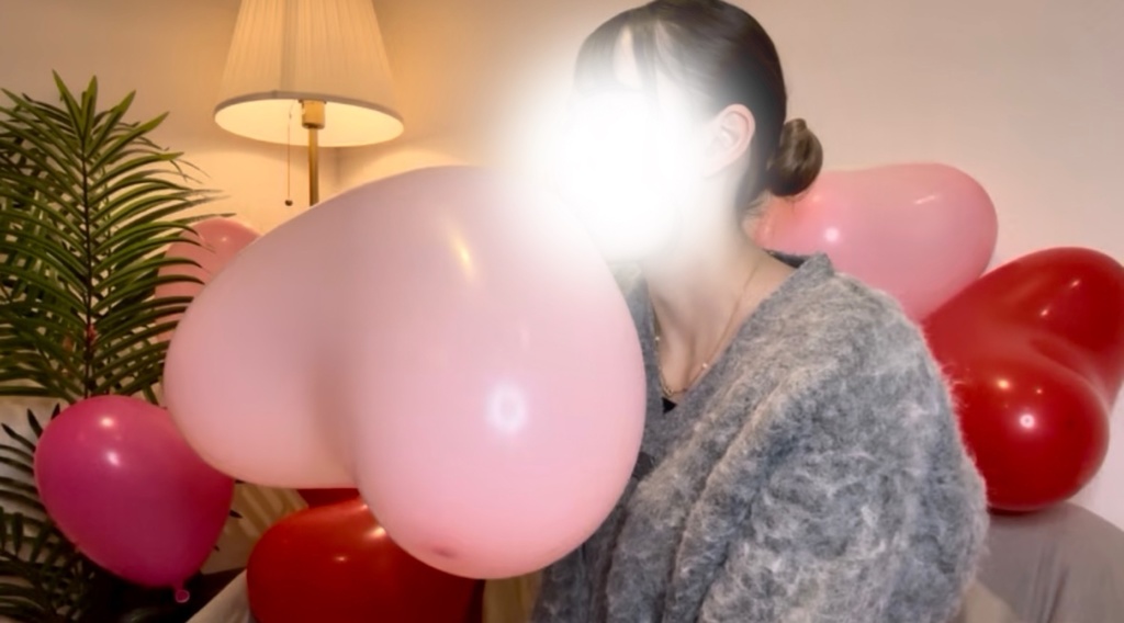 ピンクの風船膨らまし割り🩷