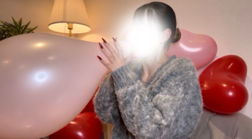 ピンクの風船膨らまし割り🩷