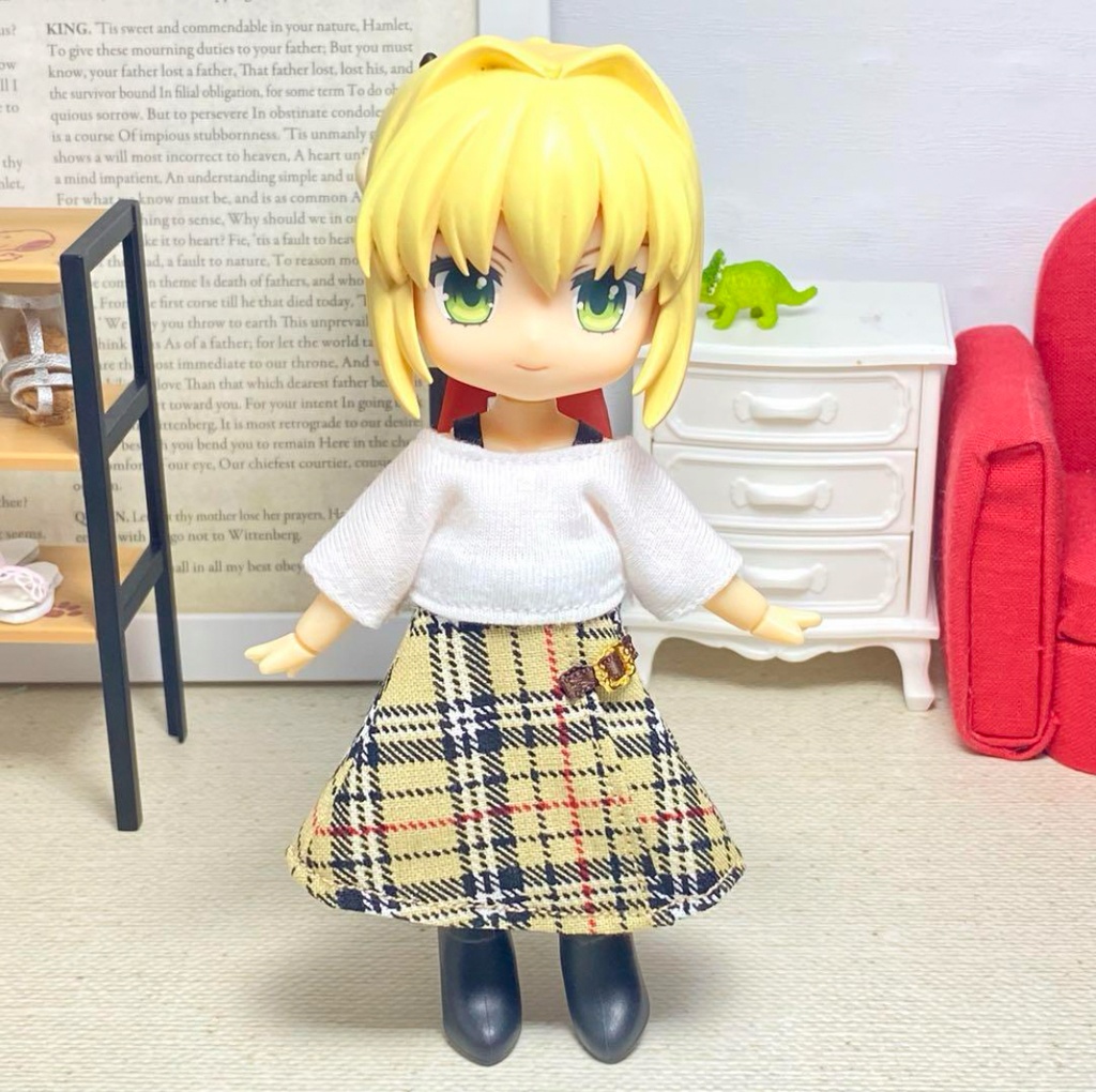 肩出しショートTシャツ&巻き風スカート(ベージュチェック)