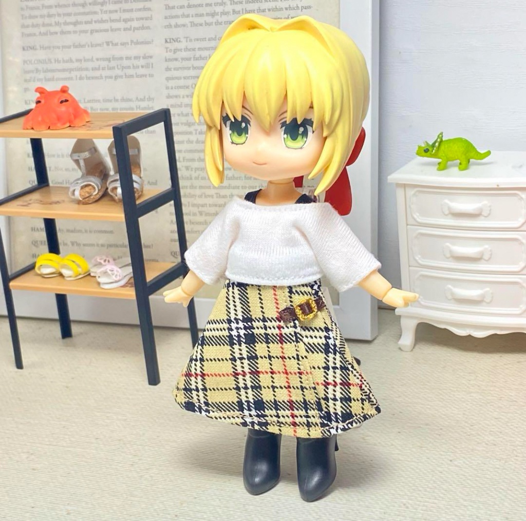 肩出しショートTシャツ&巻き風スカート(ベージュチェック)