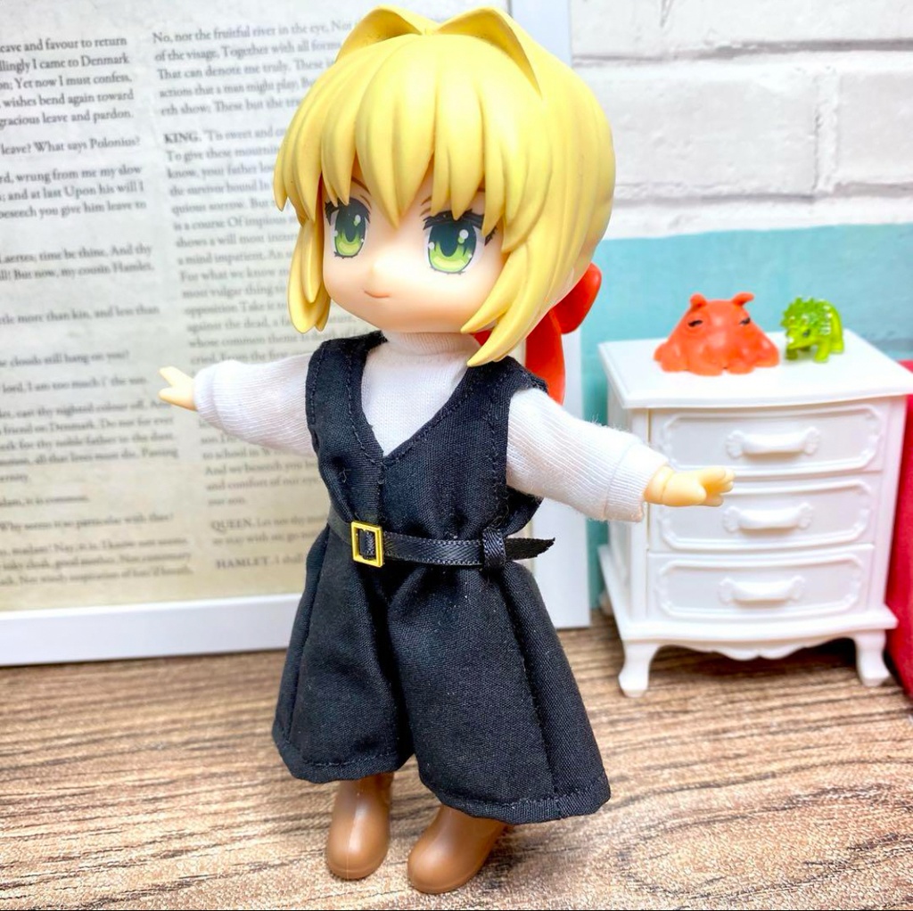 タートルネックニットシャツ&ジャンパーズボン