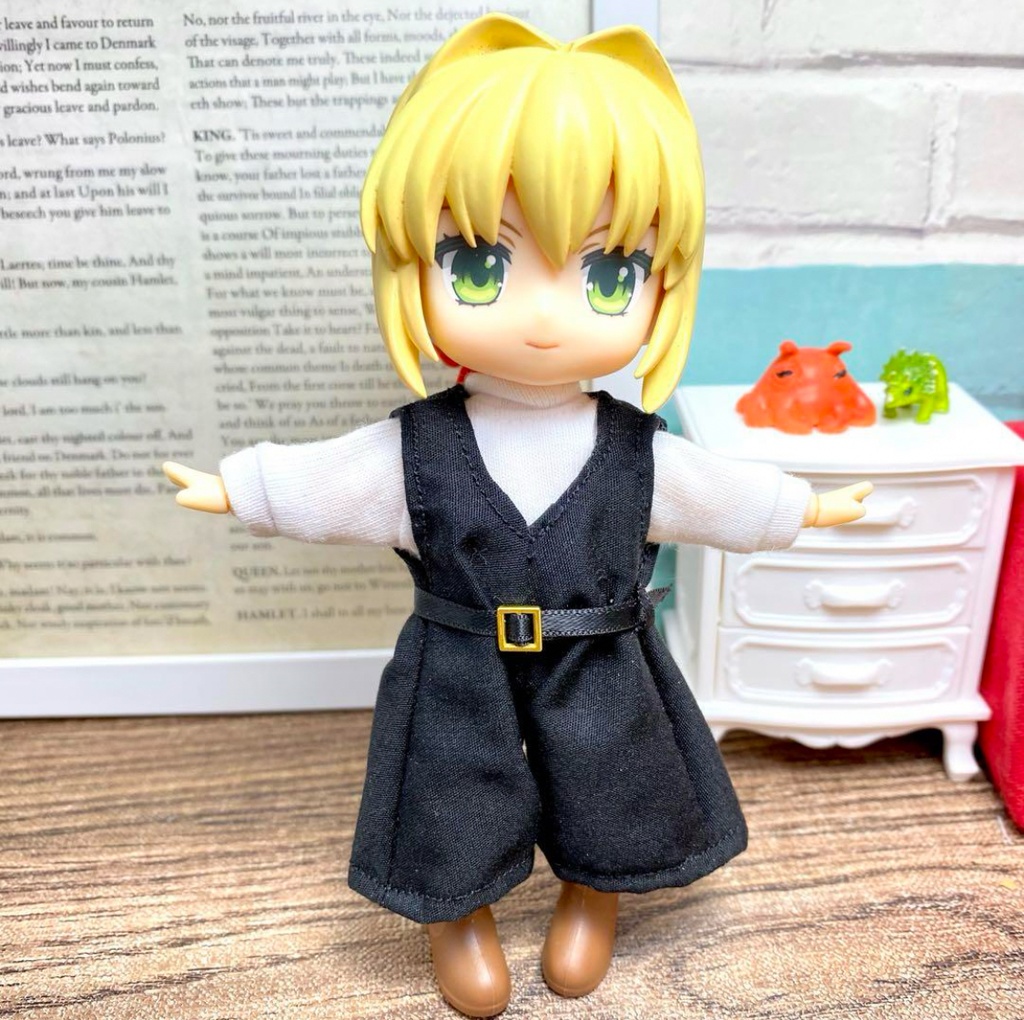 タートルネックニットシャツ&ジャンパーズボン