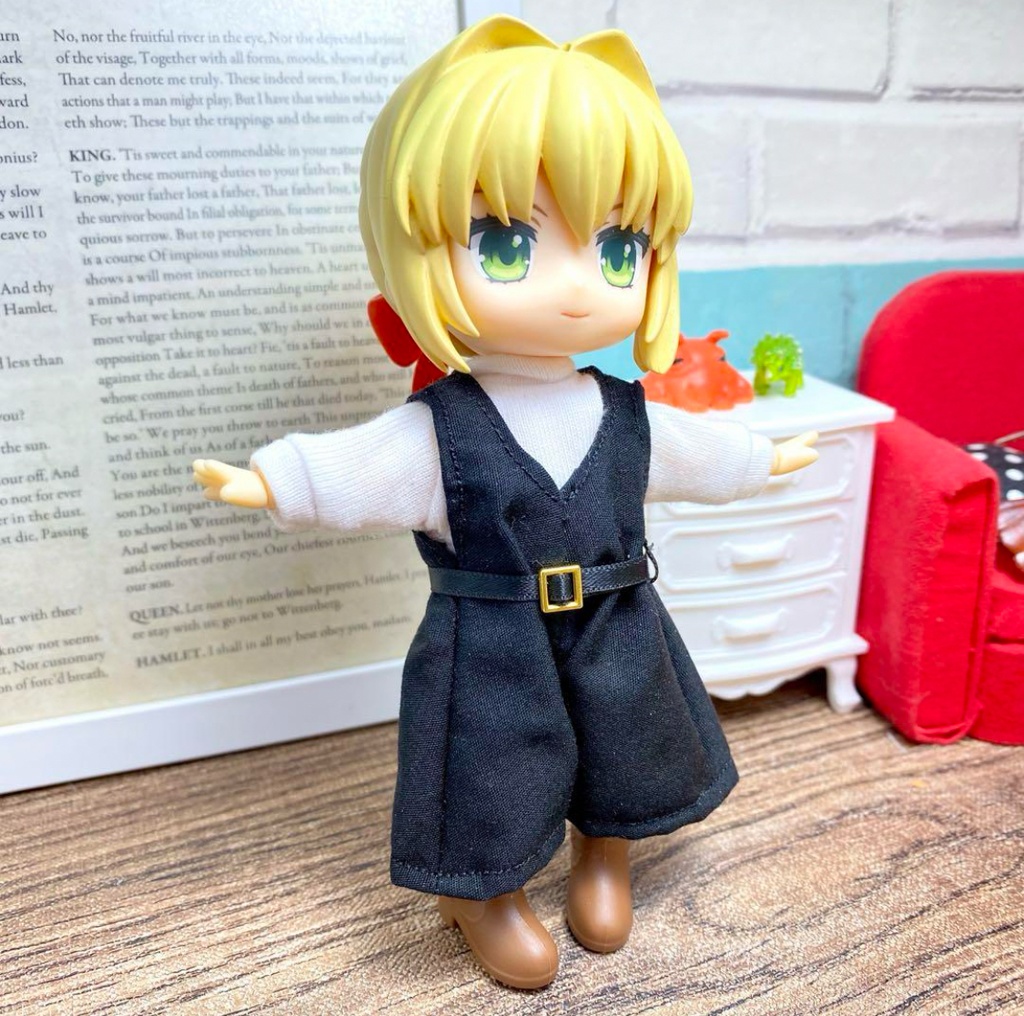 タートルネックニットシャツ&ジャンパーズボン
