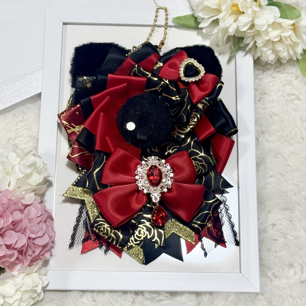 猫耳 痛ロゼット 57mm｜赤×黒×ゴールド 薔薇柄リボン