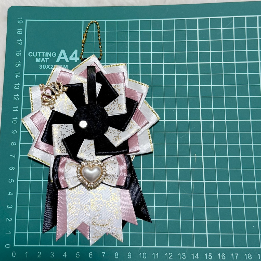 【54〜57mm対応】くすみピンク×黒 王冠モチーフ 痛ロゼット