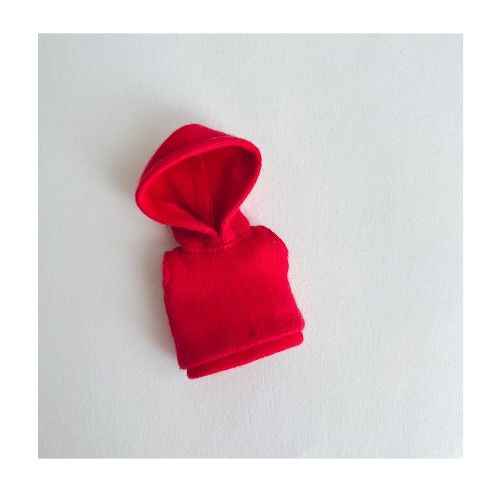 赤のフード付きインナー