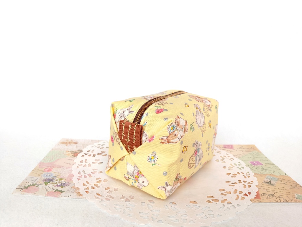 うさぎと手紙のキャラメルポーチ