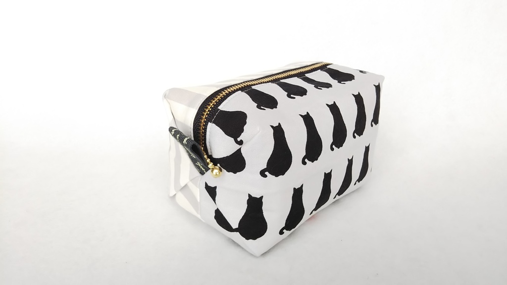 モノトーン猫のキャラメルポーチ