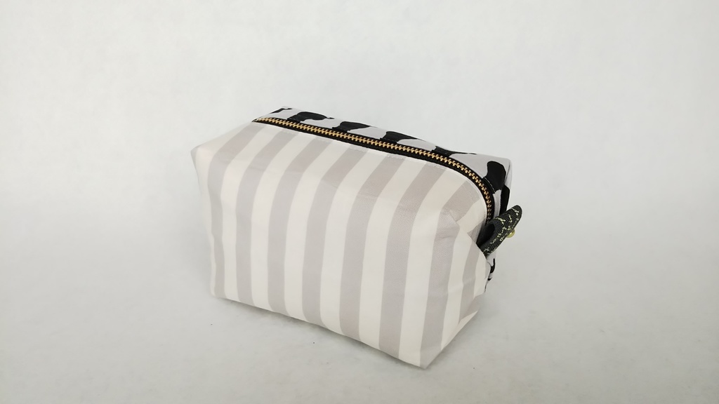 モノトーン猫のキャラメルポーチ