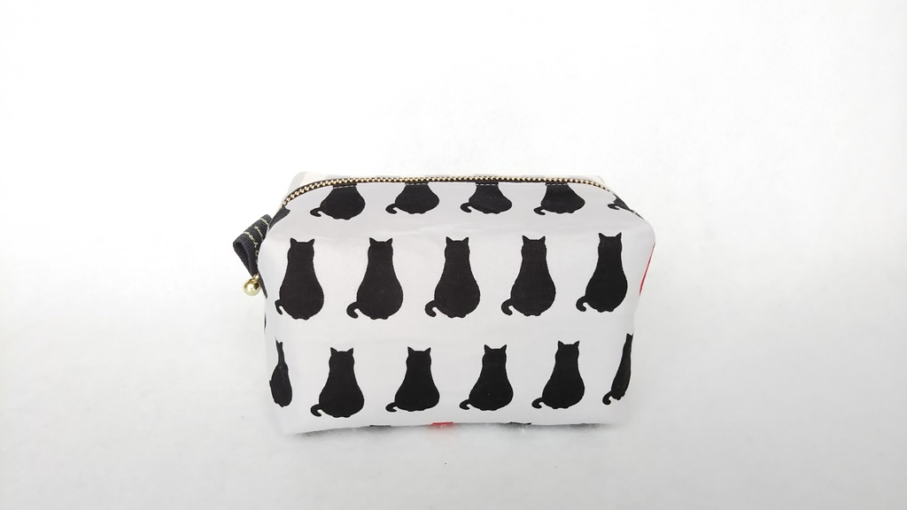 モノトーン猫のキャラメルポーチ