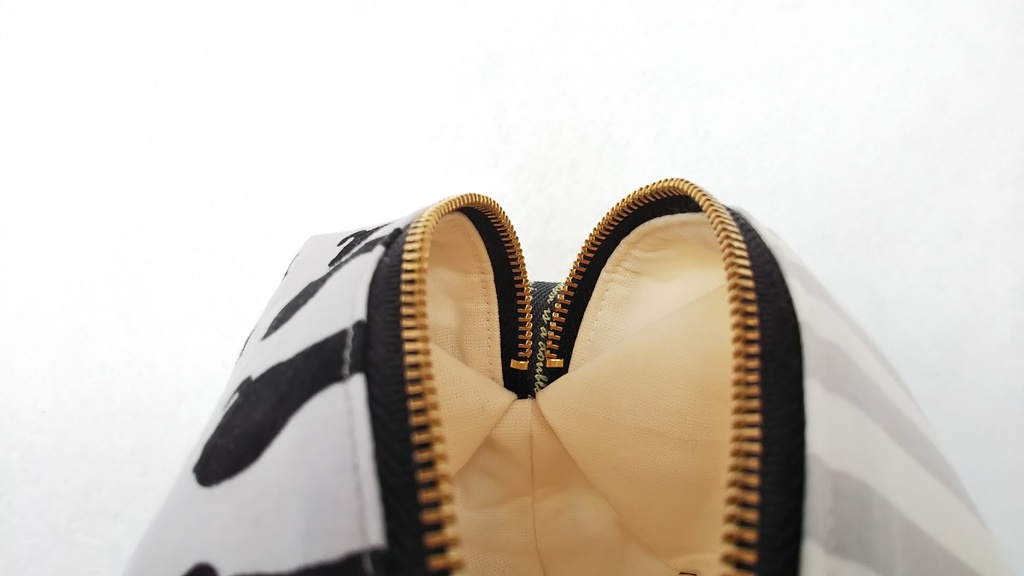 モノトーン猫のキャラメルポーチ