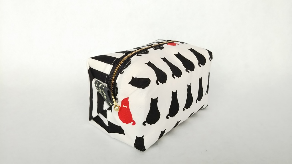 モノトーン猫のキャラメルポーチ