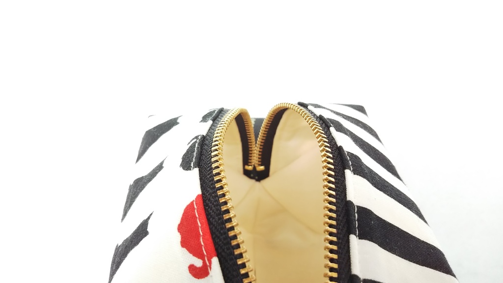 モノトーン猫のキャラメルポーチ