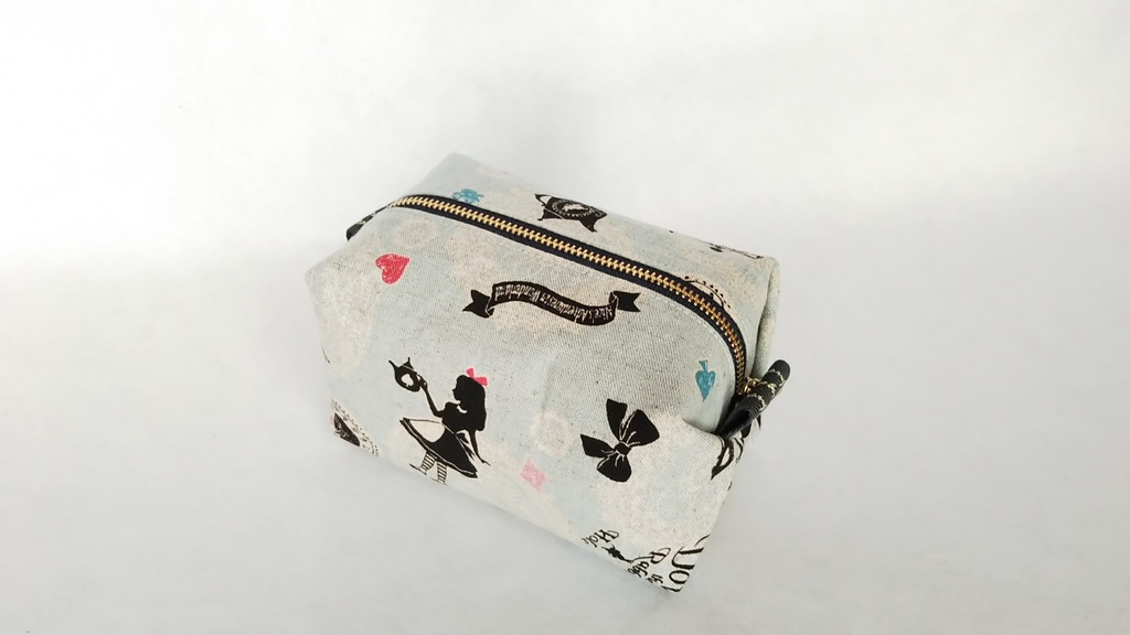 アリスのキャラメルポーチ