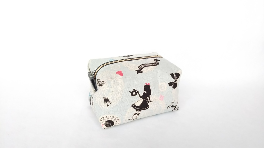 アリスのキャラメルポーチ