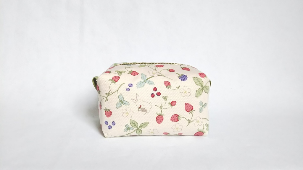 ベリーとうさぎのキャラメルポーチ