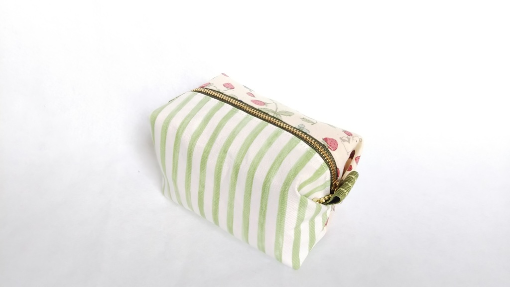 ベリーとうさぎのキャラメルポーチ