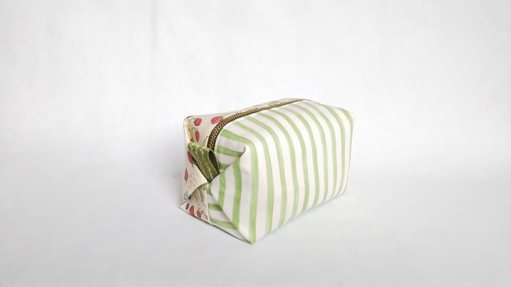 ベリーとうさぎのキャラメルポーチ