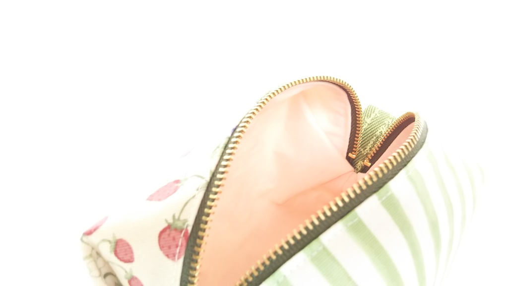 ベリーとうさぎのキャラメルポーチ