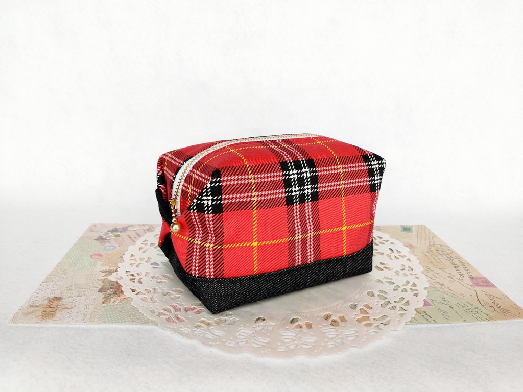 タータンチェックとデニムのキャラメルポーチ
