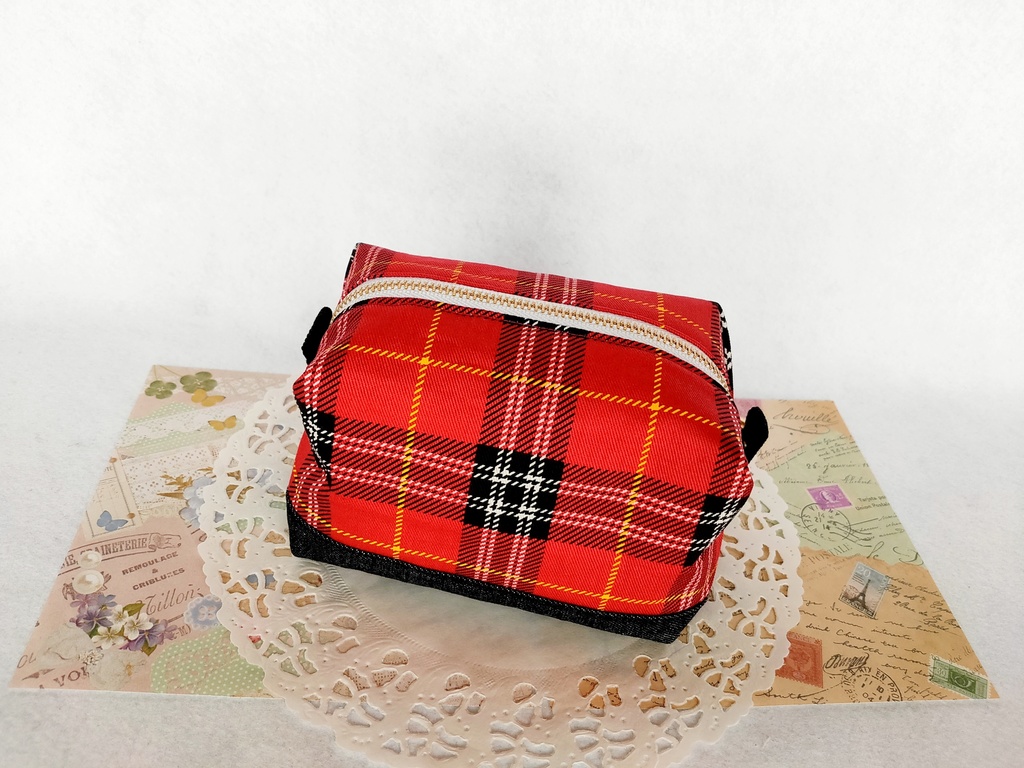 タータンチェックとデニムのキャラメルポーチ