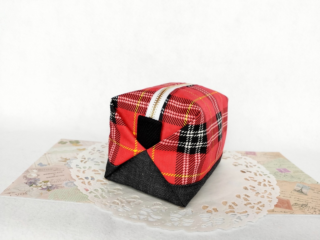 タータンチェックとデニムのキャラメルポーチ