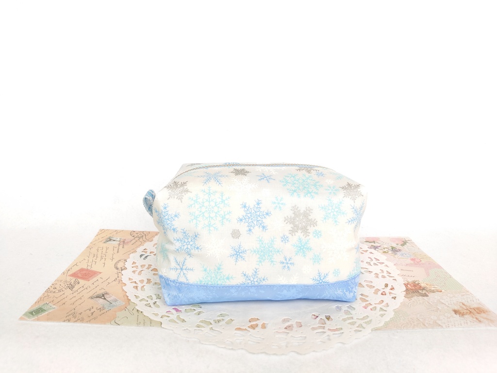 雪の結晶❅キラキラ⭐キャラメルポーチ