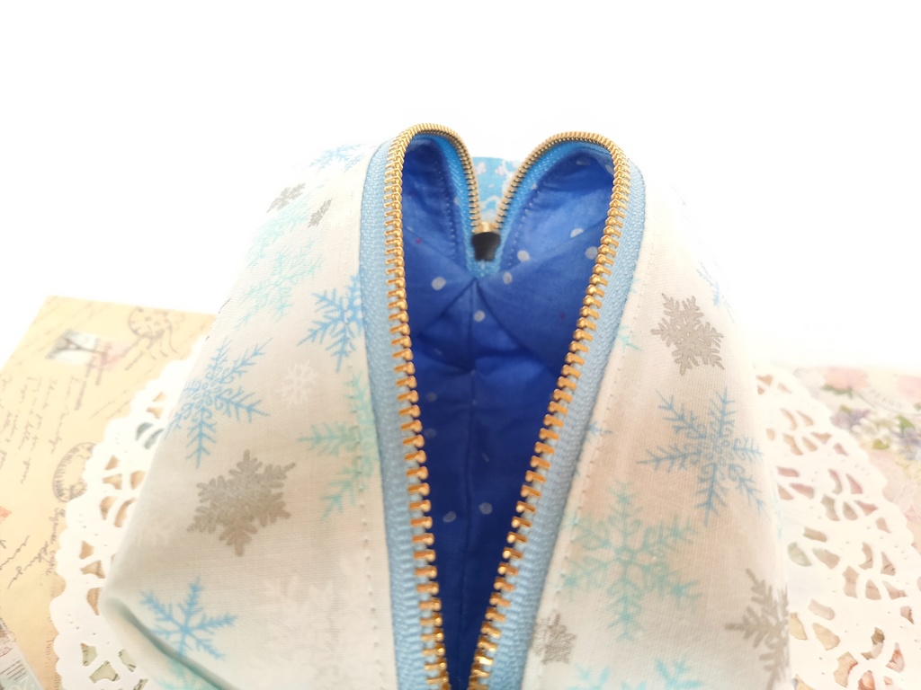 雪の結晶❅キラキラ⭐キャラメルポーチ