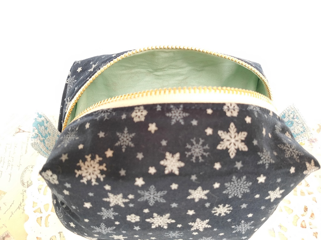 雪の結晶❅キラキラ⭐キャラメルポーチ(ネイビー)