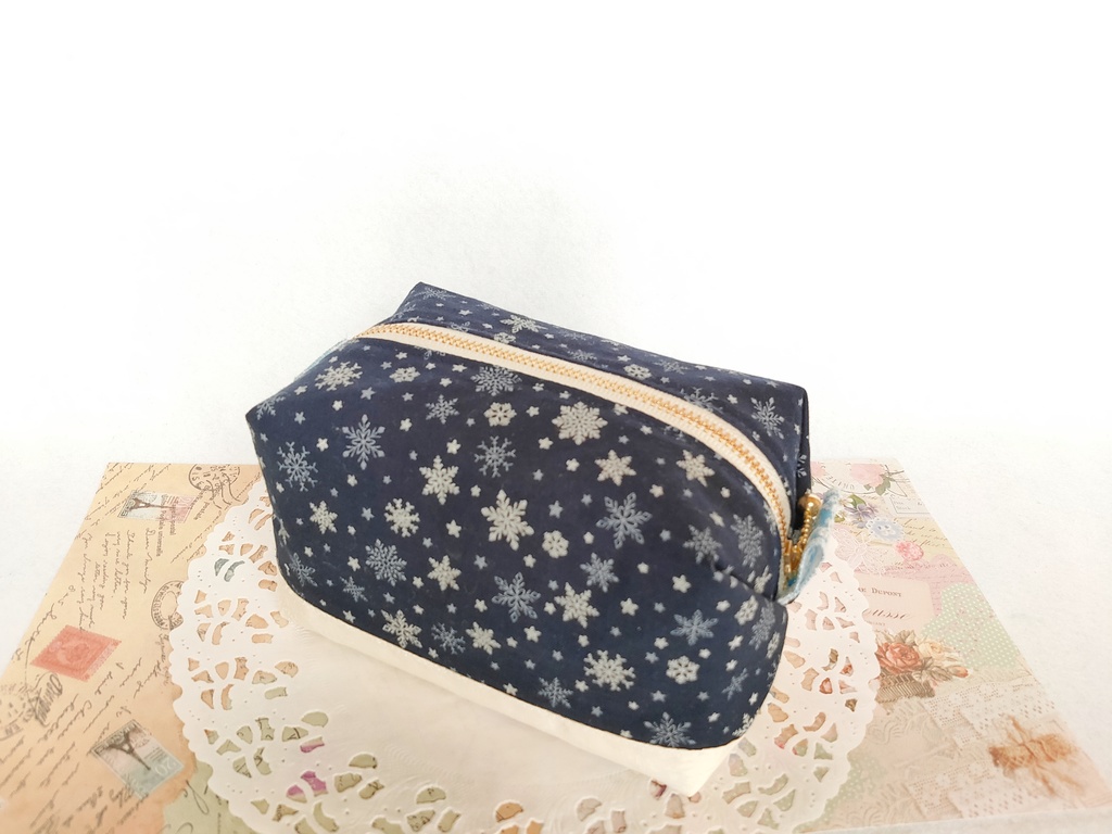 雪の結晶❅キラキラ⭐キャラメルポーチ(ネイビー)