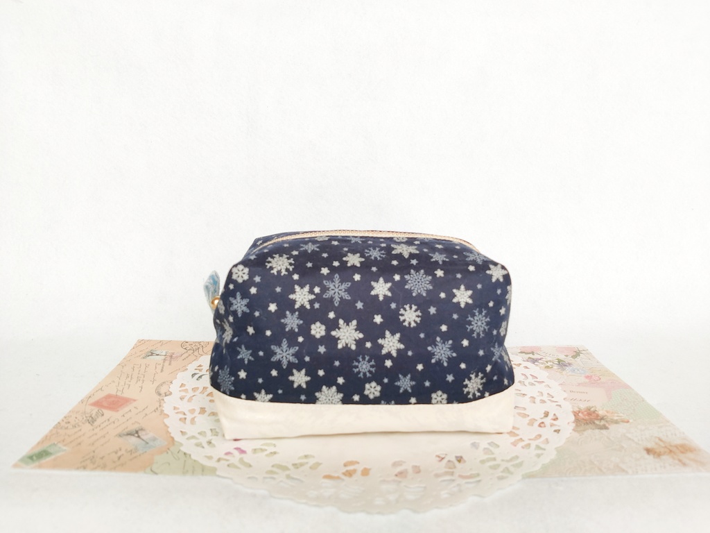 雪の結晶❅キラキラ⭐キャラメルポーチ(ネイビー)