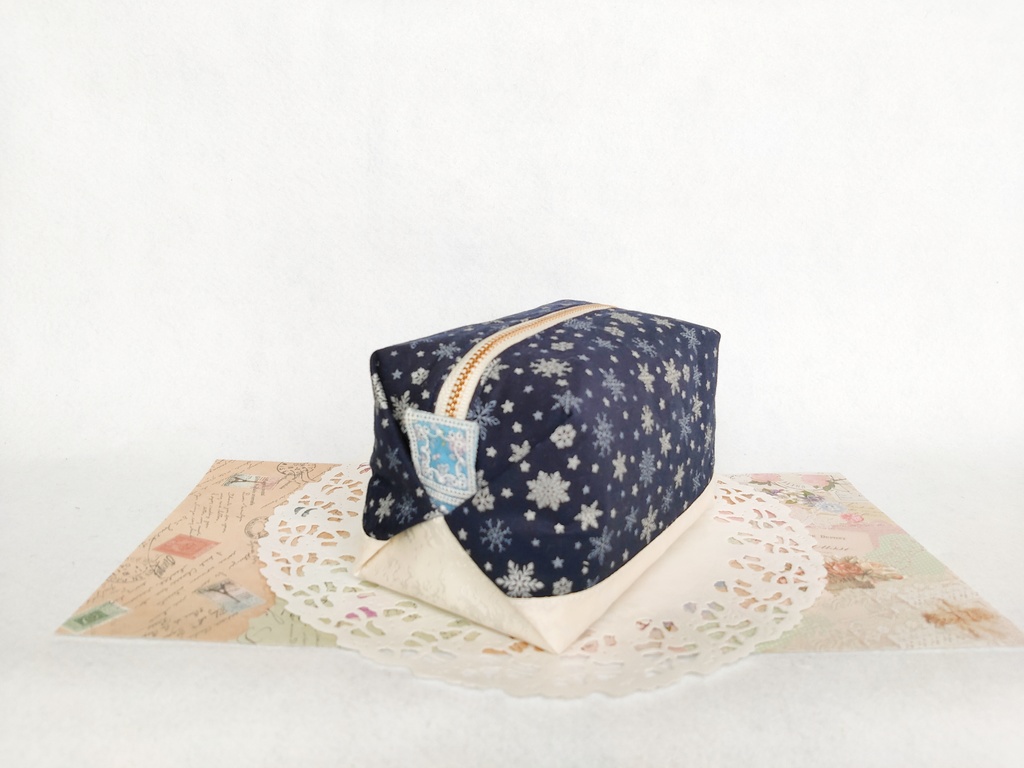 雪の結晶❅キラキラ⭐キャラメルポーチ(ネイビー)