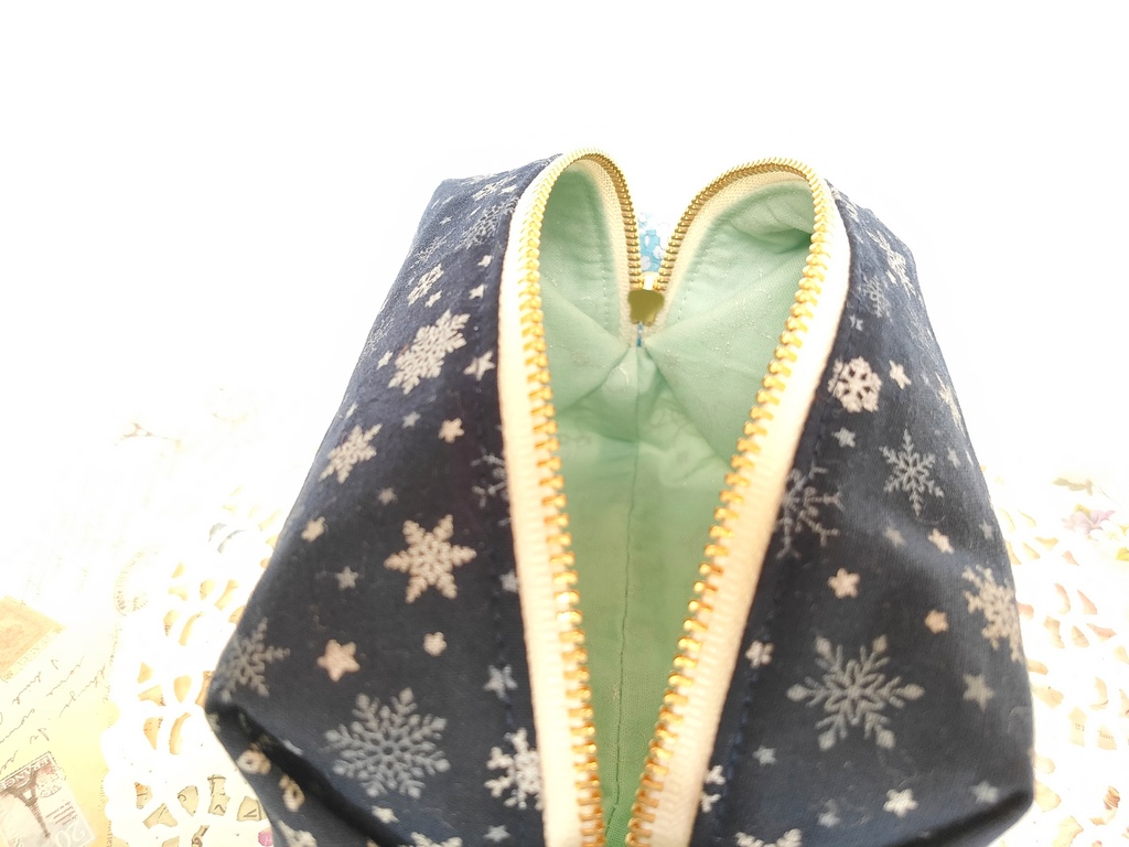 雪の結晶❅キラキラ⭐キャラメルポーチ(ネイビー)