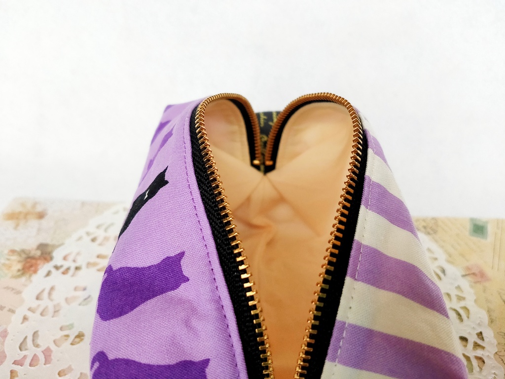 バイオレット猫のキャラメルポーチ