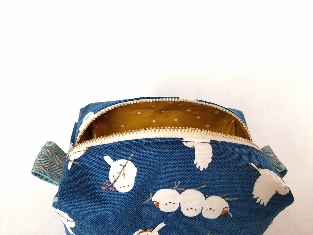 シマエナガのキャラメルポーチ