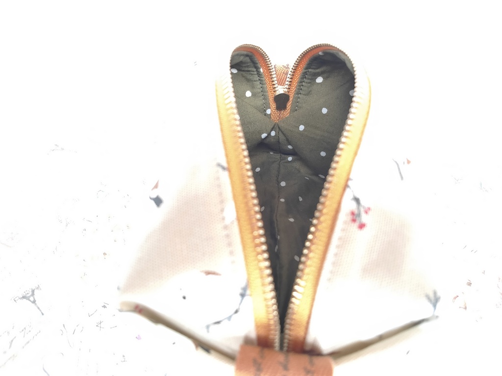 シマエナガのキャラメルポーチ