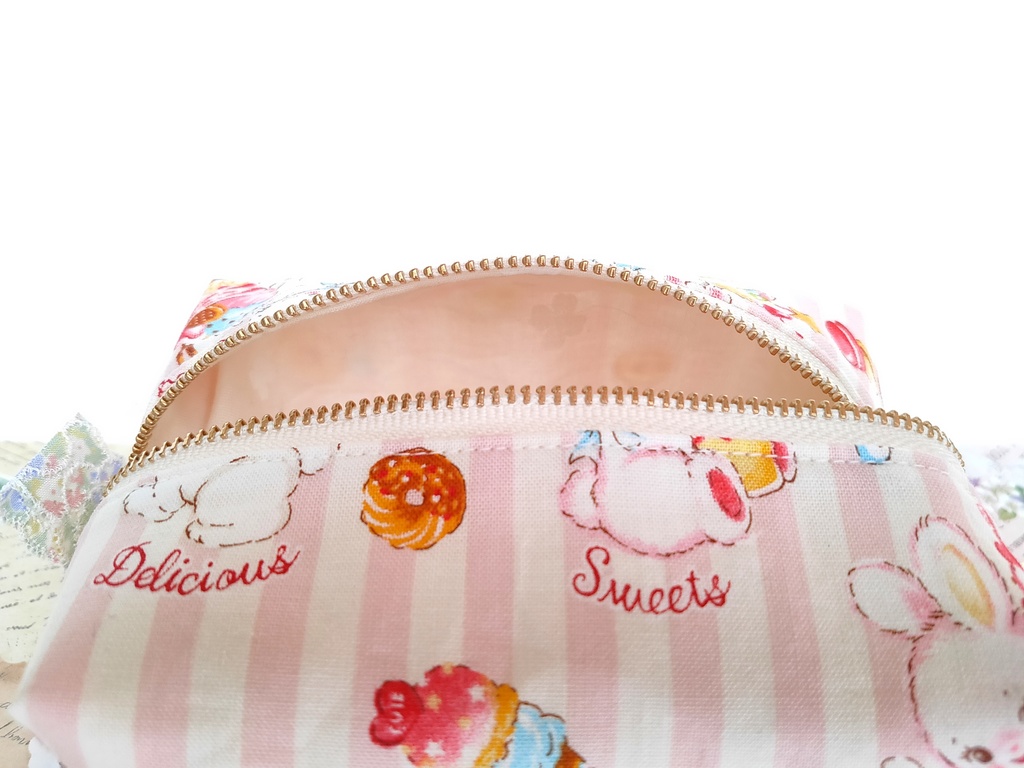 キャラメルポーチ(レトロ可愛いウサちゃん・ストライプ)