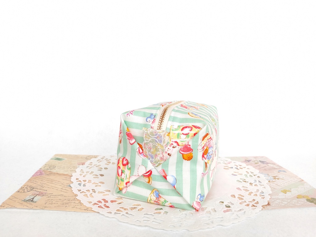 キャラメルポーチ(レトロ可愛いウサちゃん・ストライプ)