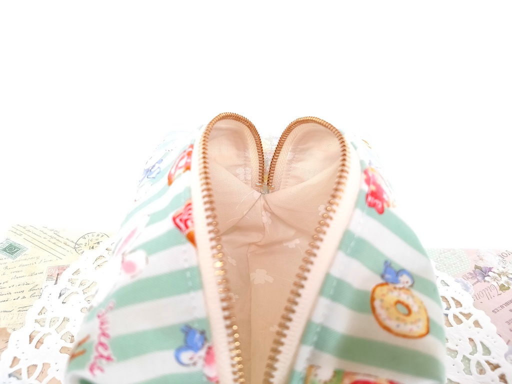 キャラメルポーチ(レトロ可愛いウサちゃん・ストライプ)