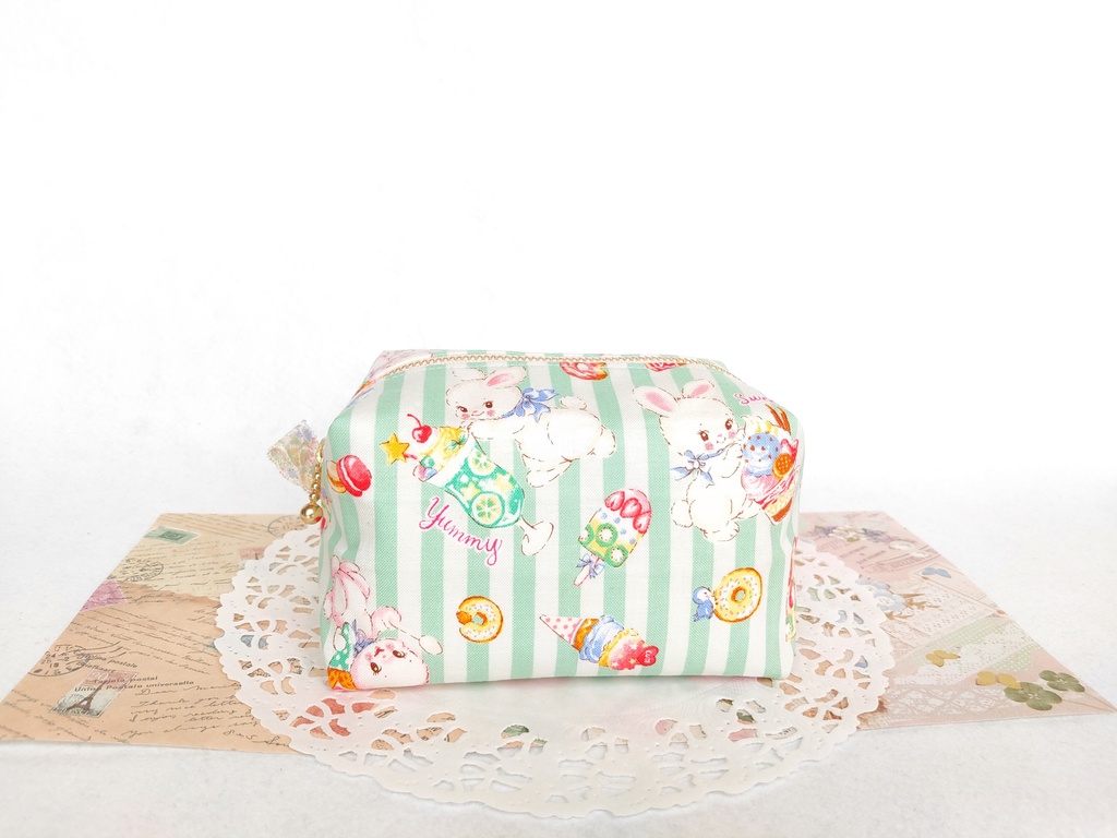 キャラメルポーチ(レトロ可愛いウサちゃん・ストライプ)