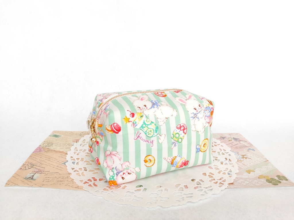 キャラメルポーチ(レトロ可愛いウサちゃん・ストライプ)