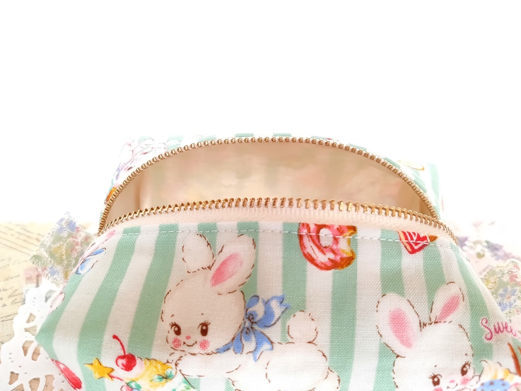 キャラメルポーチ(レトロ可愛いウサちゃん・ストライプ)