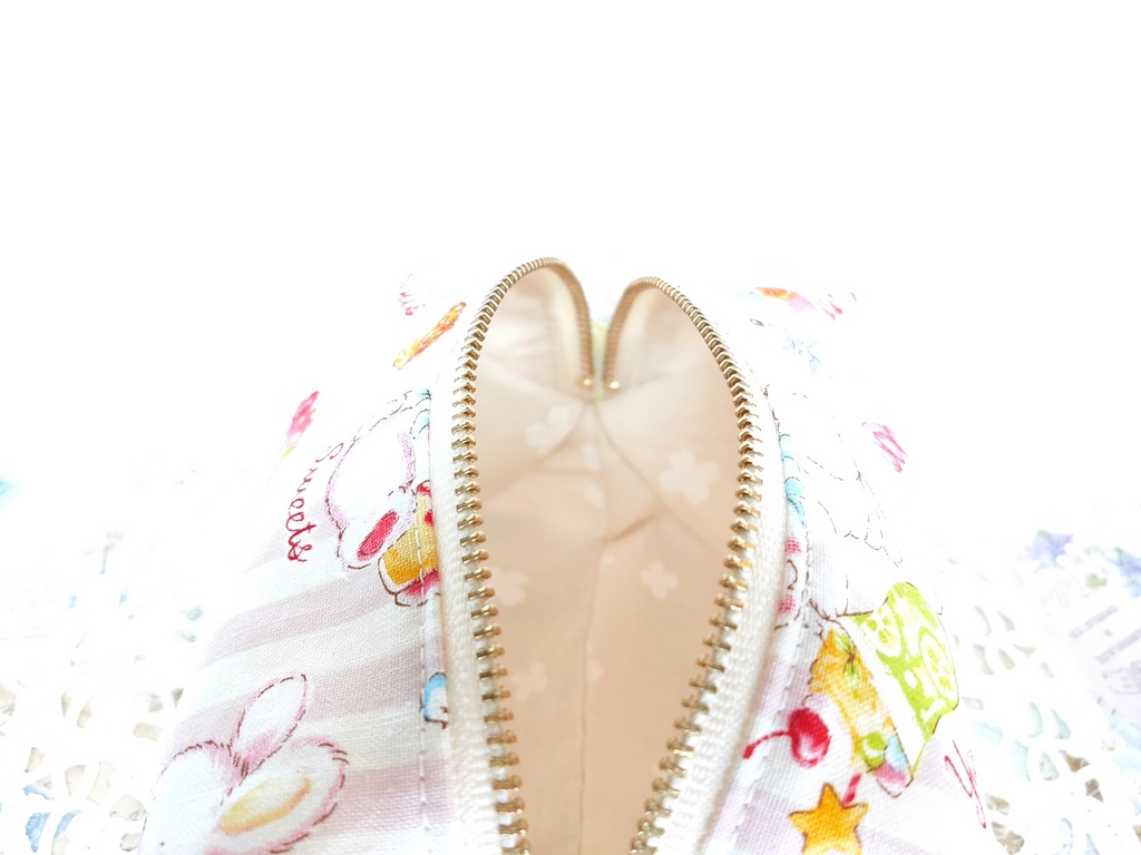 キャラメルポーチ(レトロ可愛いウサちゃん・ストライプ)