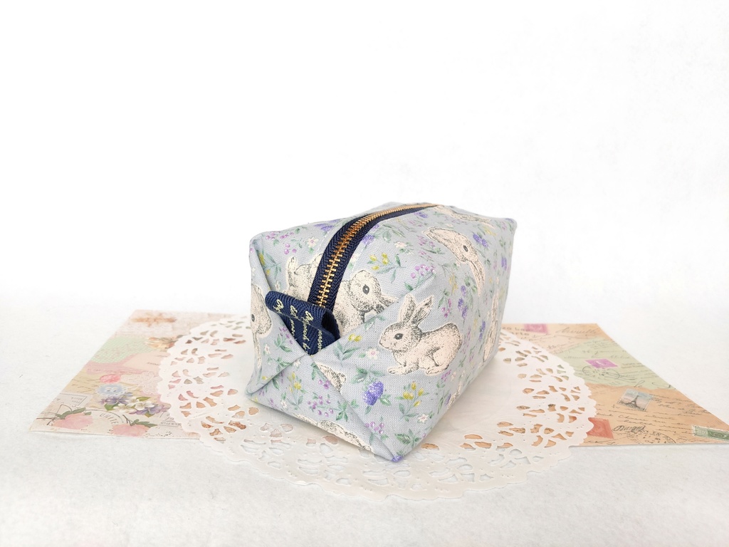 キャラメルポーチ(うさぎとラズベリー・ブルーグレー)