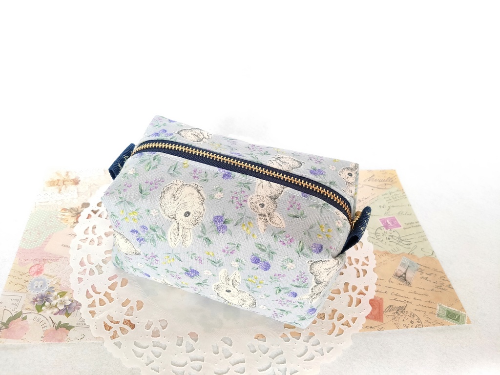 キャラメルポーチ(うさぎとラズベリー・ブルーグレー)