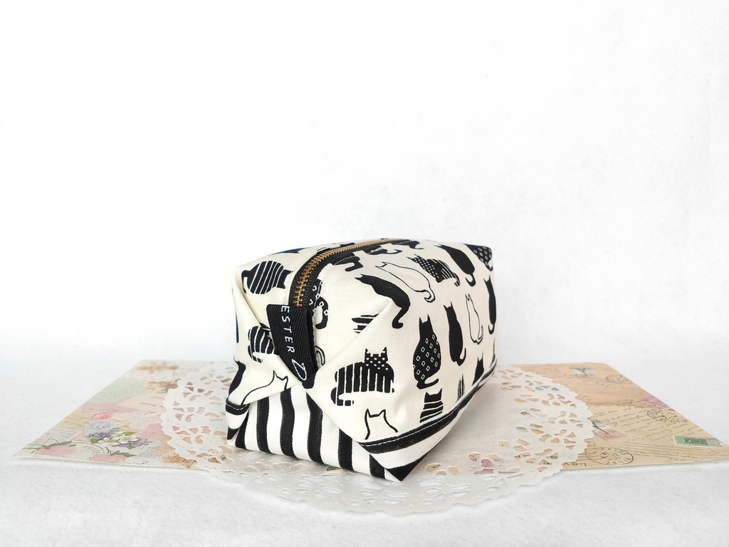 キャラメルポーチ(モノトーン猫・ホワイト)