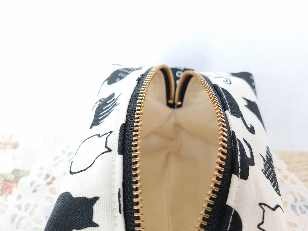 キャラメルポーチ(モノトーン猫・ホワイト)